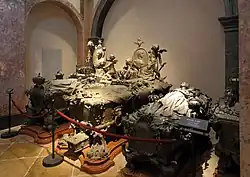 Três sarcófagos criados por Moll na cripta imperial