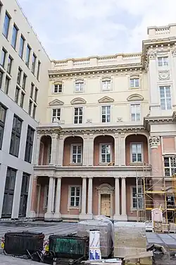 O pátio interno, 3 de novembro de 2018