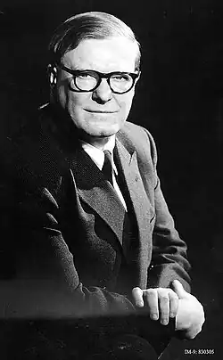 Cabeça e ombros de homem de terno e gravata