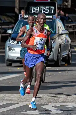 Wilson Kipsang, do Quênia, a caminho da vitória e do recorde mundial em 2013.