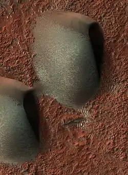 As dunas da cratera Wirtz com marcas de ondulação e gelo, visto pela HiRISE.