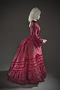 Vestido com anquinha de c. 1874.