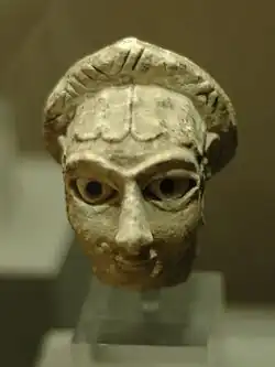 Cabeça humana calcária encontrada em Cafaja, no início da Dinástica II (c. 2700&nbsp;a.C.)