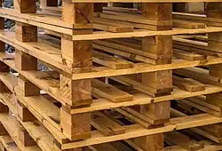 Uma pilha de pallets de madeira