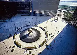 The Sphere no centro da Austin J. Tobin Plaza em 1976