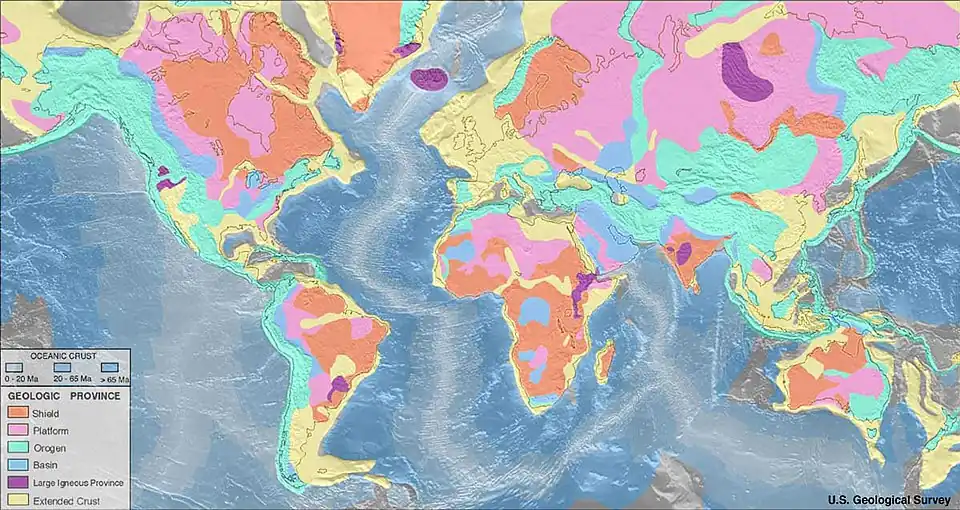 Imagem do mapa-mundi, nos continentes com as cores laranja, rosa, verde, azul, roxo e amarelo indicando as províncias geológicas; e na água, as cores cinza, azul claro e branco indicando a crosta oceânica.
