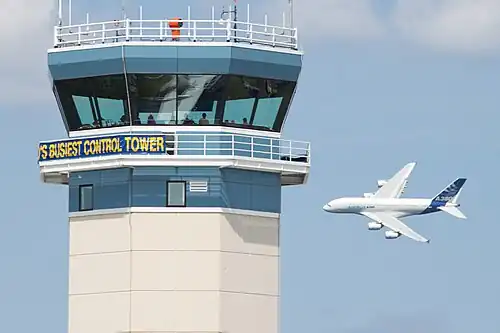 Nova torre de controle de tráfego aéreo com um A380 em segundo plano