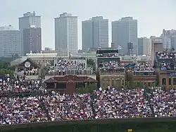 Arquibancadas nas casas ao lado do estádio.