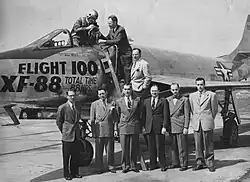 O time de engenheiros posam para foto antes do voo de número 100 do modelo XF-88, na extrema direita está o engenheiro chefe Dave Lewis.
