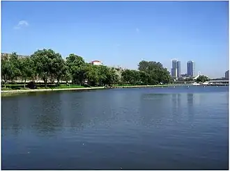 O Lago Xuanwu com o perfil urbano da cidade e a Muralha da Cidade de Nanquim no fundo