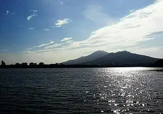 Lago Xuanwu com a Montanha Púrpura no fundo
