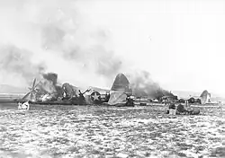 Um P-47 americano destruído no campo aéreo Y-34 Metz-Frescaty.