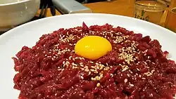 Prato de comida coreano chamado Yukhoe.