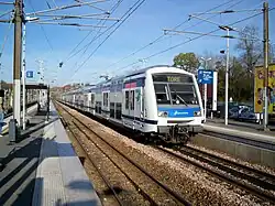 Le train TORE (actuellement TAVA) du RER E arrive en gare de Gretz-Armainvilliers en direction de Tournan.