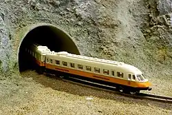 Diorama de um trem saindo de um túnel na escala ZZ.