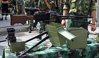 Uma Zastava M84 com mira telescópica