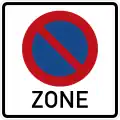 quadratisches Schild mit weißem Grund, darauf das Schild für eingeschränktes Halteverbot, darunter in schwarzer Schrift "ZONE"