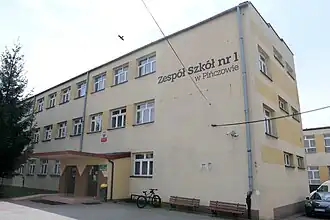 Frente do prédio do Complexo Escolar n.º 1 na rua 1 Maja