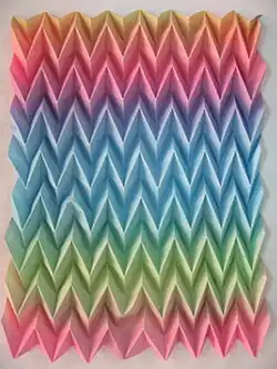 Dobraduras de origami em zigue-zague.