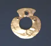 Aplicação antropomórfica dourada (cultura Varna) proveniente da necrópole de Durankulak, Eneolítico tardio