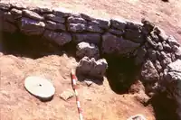 Durankulak – Grande Ilha. Dispositivo protobúlgaro de moagem (séculos IX–XI); desmontado e exposto na casa da cultura (*chitalishte*) da aldeia de Durankulak.