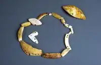 Joias em concha marinha Spondylus provenientes da necrópole de Durankulak. Calcolítico antigo — cultura de Hamangia (Museu Histórico Regional de Dobrich).