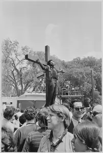 Manifestante amarrado a uma cruz em Washington D.C. (1970)