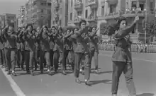 Mulheres soldados marchando em um desfile militar no Cairo, Egito, 1955.
