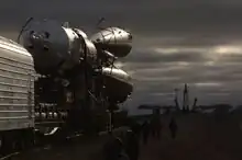 A nave e o foguete sendo transportados para a torre de lançamento.