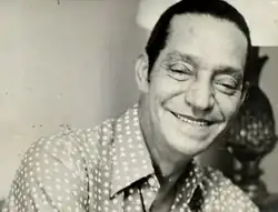 Foto em preto e branco de Orlando sorrindo e olhando para a câmera