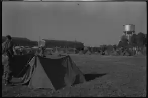 Várias dezenas de tendas abrigando soldados no campus da Ole Miss