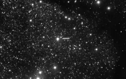 Imagem do ESO com o FORS2 mostrando 3I/ATLAS em movimento ao longo de 13 minutos — visível como uma linha[86]