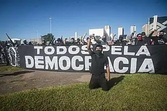 Grupo de pessoas reunidas nas proximidades do Congresso Nacional durante um protesto contra o governo no dia 7 de junho de 2020