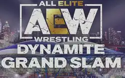 O logotipo original do AEW Grand Slam para Dynamite com o Arthur Ashe Stadium ao fundo.