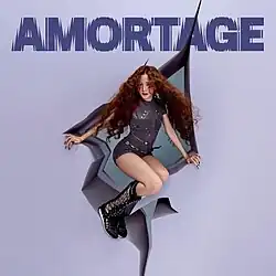 Capa do álbum Amortage com Jisoo emergindo de um papel rasgado