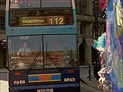 Uma drag queen (Wynnie La Freak) para na frente de um ônibus, fazendo-o parar.