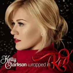É possível ver uma mulher loira com o pescoço enrolado em um cachecol vermelho e olhando para o lado; atrás dela há um fundo preto. Debaixo, apresentam-se os dizeres "Kelly Clarkson" e "Wrapped in" em fontes "Feel Script" e "Bree" estilizadas ao lado de "Red", que mostrado como se fosse uma fita natalina.