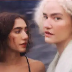 Ana e Vitória da esquerda para a direita, lado a lado olhando para direções opostas