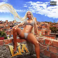 A capa do álbum mostra a drag queen Lia Clark em cima de um muro de tijolos com uma favela ao fundo