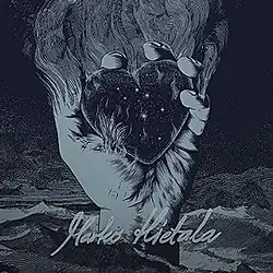 Ilustração em tons de azul escuro de uma mão flamejante segurando um coração com estampa de estrelas.