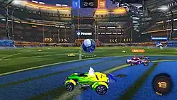 Jogabilidade na Rocket League, em que os jogadores têm como objetivo acertar com a bola na baliza da equipa adversária utilizando os seus carros movidos a foguetões