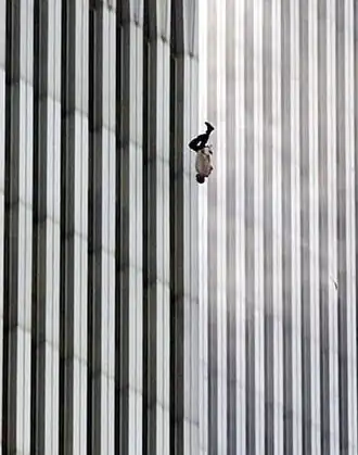 The Falling Man - um homem salta do World Trade Center para a morte, durante os ataques de 11 de setembro de 2001.