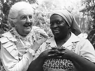 As atrizes Zilka Salaberry (1917-2005) e Jacira Sampaio (1922-1998), caracterizadas como as personagens Dona Benta e Tia Nastácia do Sítio do Pica-Pau Amarelo.