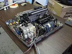 Parte traseira da unidade, com campainha e tambor de resposta à esquerda do motor