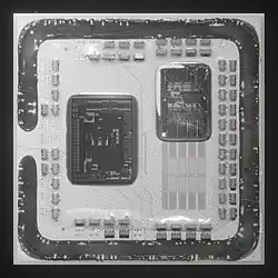 Um Ryzen 5 5600X sem tampa. Apenas um CCD de 6 núcleos está presente. Os contatos para um segundo CCD são visíveis.