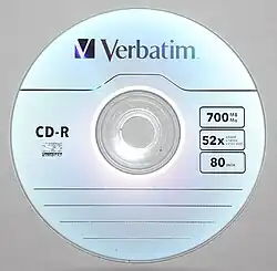 Lado frontal de um CD-R da marca Verbatim, gravável.