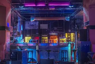 Bar dentro da C-base, onde entusiastas se encontram para socializar e debater.