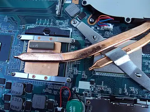 Dissipadores de calor de CPU e GPU de um laptop e tubos de calor de cobre transferindo calor para um exaustor expelindo ar quente