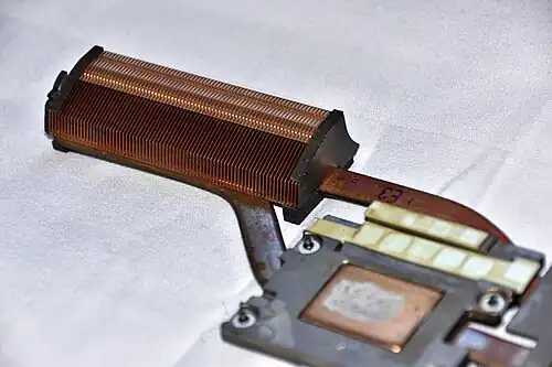 O fluido de trabalho nos tubos de calor transfere o calor da CPU do laptop e do processador de vídeo para a pilha de aletas. O calor é dissipado da pilha de aletas pelo método de transferência de calor por convecção de um ventilador. Esta pilha de aletas é de um laptop de estação de trabalho móvel HP ZBook.