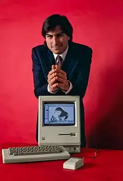 Steve Jobs promovendo o Macintosh 128k em janeiro de 1984